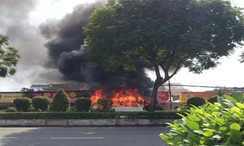 Clip: xe chở bệnh nhân cháy dữ dội... trơ khung ở TP HCM