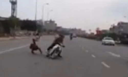 Quái xế bốc đầu xe... bạn lộn cổ xuống đường