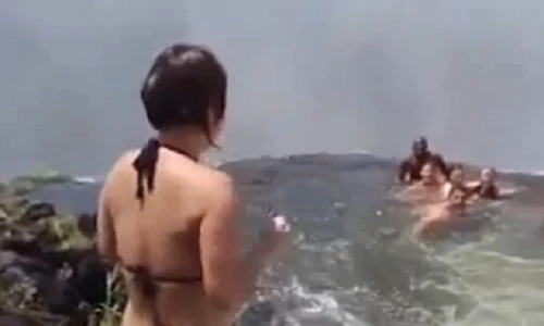 Hoảng hồn tắm tự sướng trên thác nước tử thần