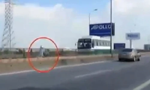 Vô tư chạy xe máy ngược chiều trên Bắc Thăng Long - Nội Bài