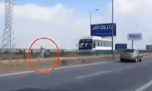 Vô tư chạy xe máy ngược chiều trên Bắc Thăng Long - Nội Bài