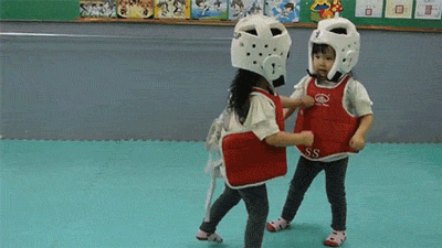 Hai võ sĩ nhí siêu cute.
