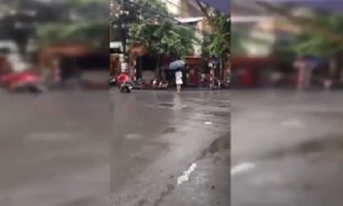 Gái trẻ đội mưa hơn 2 tiếng... đợi người yêu