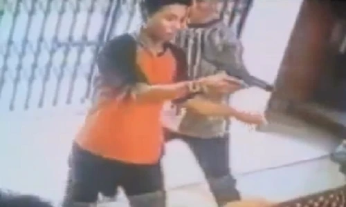 Mang súng giả cướp tiệm vàng, tên cướp “ăn” đạn thật... gục chết