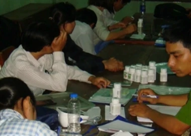 Bắt gọn nhóm người hành nghề y dạo