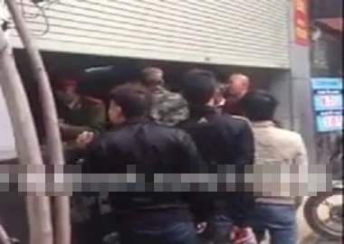 “Thương binh” kéo nhau vào Ngân hàng đánh bảo vệ?