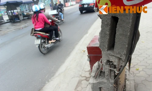 Cột điện gãy, nghiêng ngả... khiến dân Hà Nội khiếp vía 