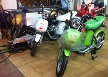 Người mua, bán xe máy và xe điện bối rối vì đăng ký biển