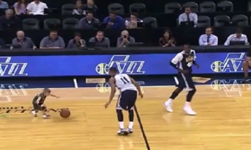 Clip trận đấu bóng rổ để đời của cậu bé 5 tuổi