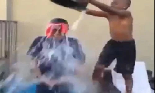 Màn đổ nước lên đầu “thốn” nhất quả đất