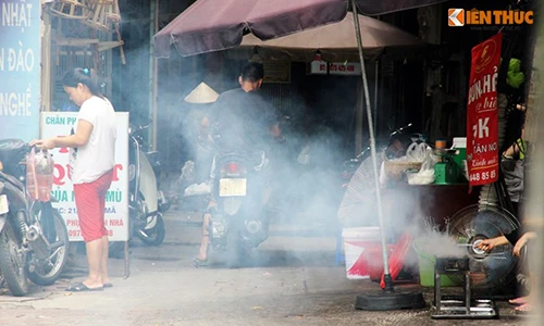 Phát ngốt cảnh người Hà Nội bị hun khói giữa nắng nóng
