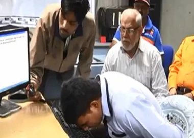 Chàng trai gõ máy tính bằng mũi xác lập kỷ lục thế giới