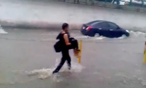 Trai trẻ ga lăng bế bạn gái... xuống cống nước