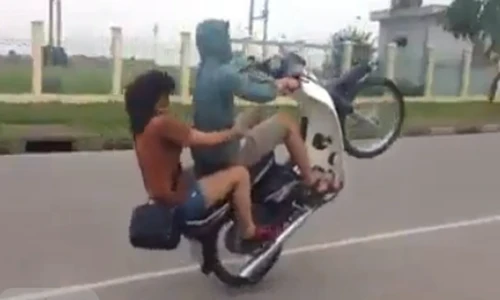 “Trai tài, gái sắc” giỡn mặt tử thần... làm xiếc trên đường