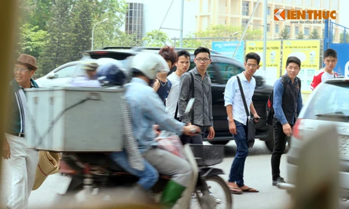 Thót tim cảnh sinh viên ĐH GTVT lao qua đầu ôtô xe máy