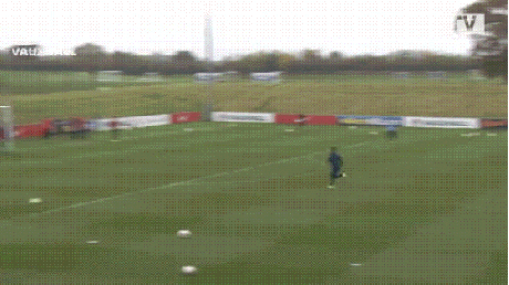 Pha sút bóng kinh điển.