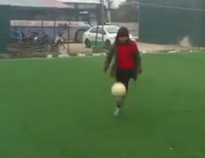 Nữ sinh Việt tâng bóng điêu luyện