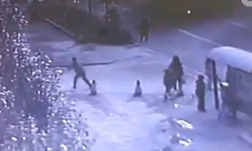 Xe đầu kéo mất phanh cán chết 8 người giữa phố