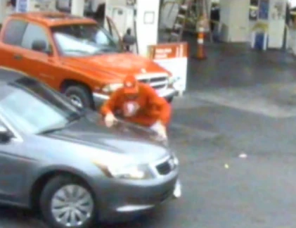 Honda Accord đâm người gần cây xăng, rồi bỏ chạy