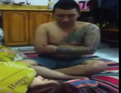 Bi hài nam thanh niên xăm trổ khoanh tay... xin lỗi vợ