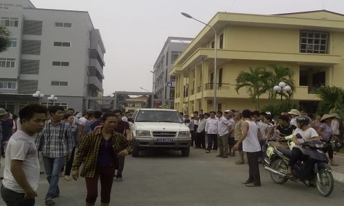 Người nhà bé gái chết bất thường gào khóc xé lòng ở BV