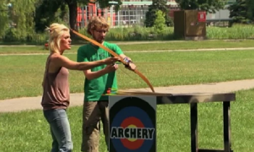 Bắn cung trúng... người