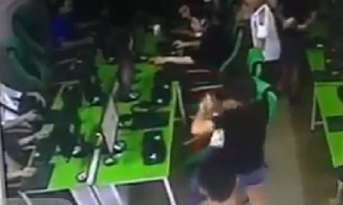 Trai trẻ đi chơi game, bị bạn gái đánh túi bụi