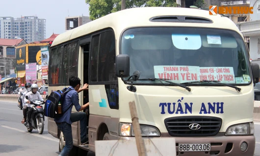 Đường tắc, xe khách vẫn thản nhiên dừng đón khách ở HN