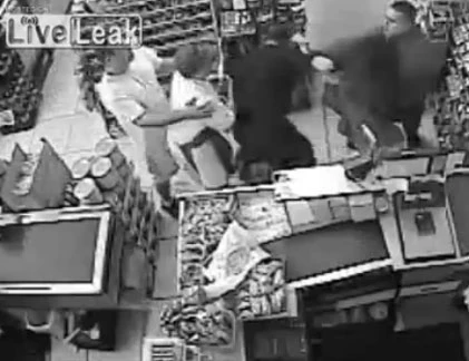 Trai khùng hành hung bạn gái dã man