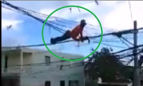 Trai trẻ leo dây điện đánh đu như khỉ