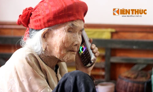 Tận mắt cụ bà 111 tuổi ăn trầu, nghe nhạc sành điệu