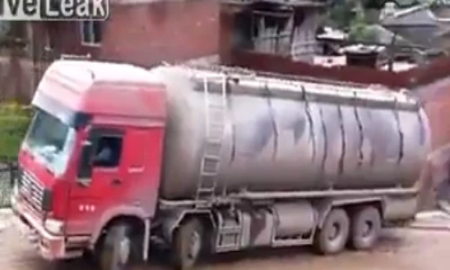 Clip xe tải lật nhào khi qua dốc trơn