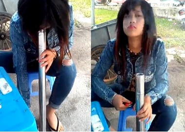 Sửng sốt thiếu nữ rít thuốc lào