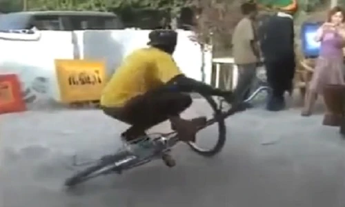 Màn biểu diễn xe đạp cực kỳ bá đạo