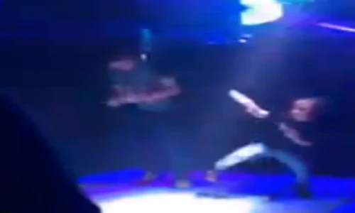 Bé trai “quẩy” nhiệt tình trong quán bar