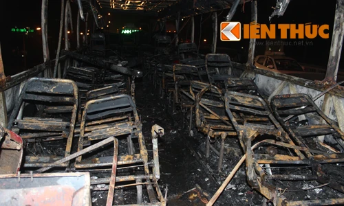 Cận cảnh xe chở 43 học sinh bị cháy trơ khung sắt