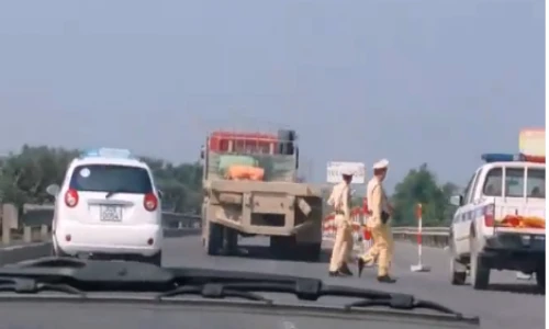 Xe tải đua với xe CSGT như phim hành động