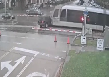 Ô tô chở 2 trẻ em lách rào chắn, đâm trực diện tàu