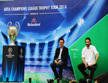 Robert Pires giao lưu hết mình với CĐV Hà Nội