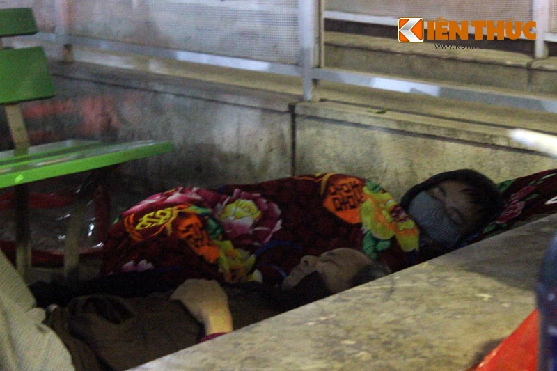 Thảm cảnh ngủ co ro ở hành lang bệnh viện trong giá rét