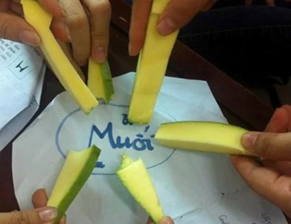 Ảnh cười Facebook: Ăn xoài kiểu... sinh viên