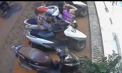 Nữ quái dàn cảnh móc trộm túi xách trong cốp xe máy