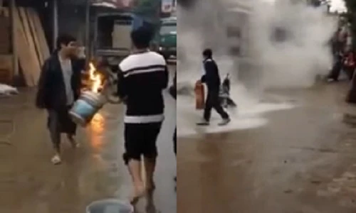 Xe máy bốc cháy dữ dội, dân cuống cuồng dập lửa