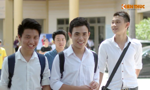 Nhiều thí sinh khối A cười tươi sau khi thi môn Ngữ văn