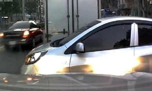 Ô tô bị đâm móp đầu vì chen ngang sang đường