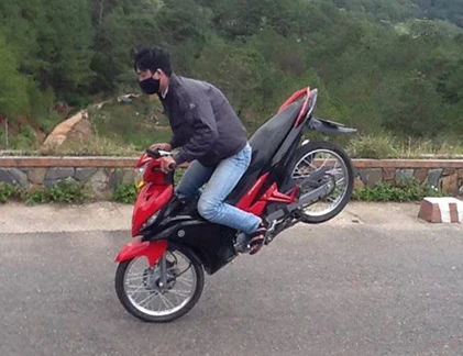 Hú vía trước màn “bốc đầu, bốc đuôi” của teen Việt (P16)