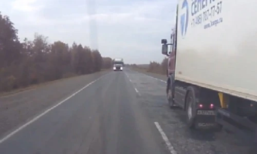 Ô tô vượt làn đường, bị đâm chổng vó