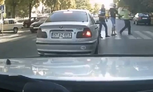 Chọc tức lái xe, nam thanh niên bị ô tô đâm giữa đường