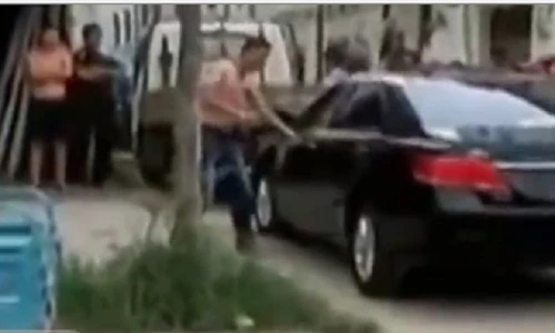 Sửng sốt trai trẻ dùng tay không đập kính ô tô lôi bạn gái