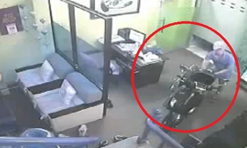 Trộm thản nhiên vào nhà khoắng đồ như chốn không người